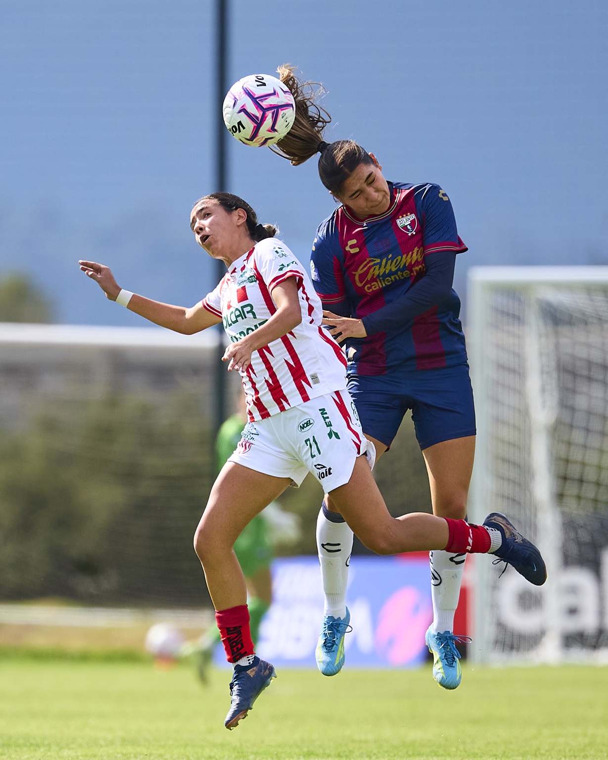Atlante y Necaxa disputan un balón aéreo
