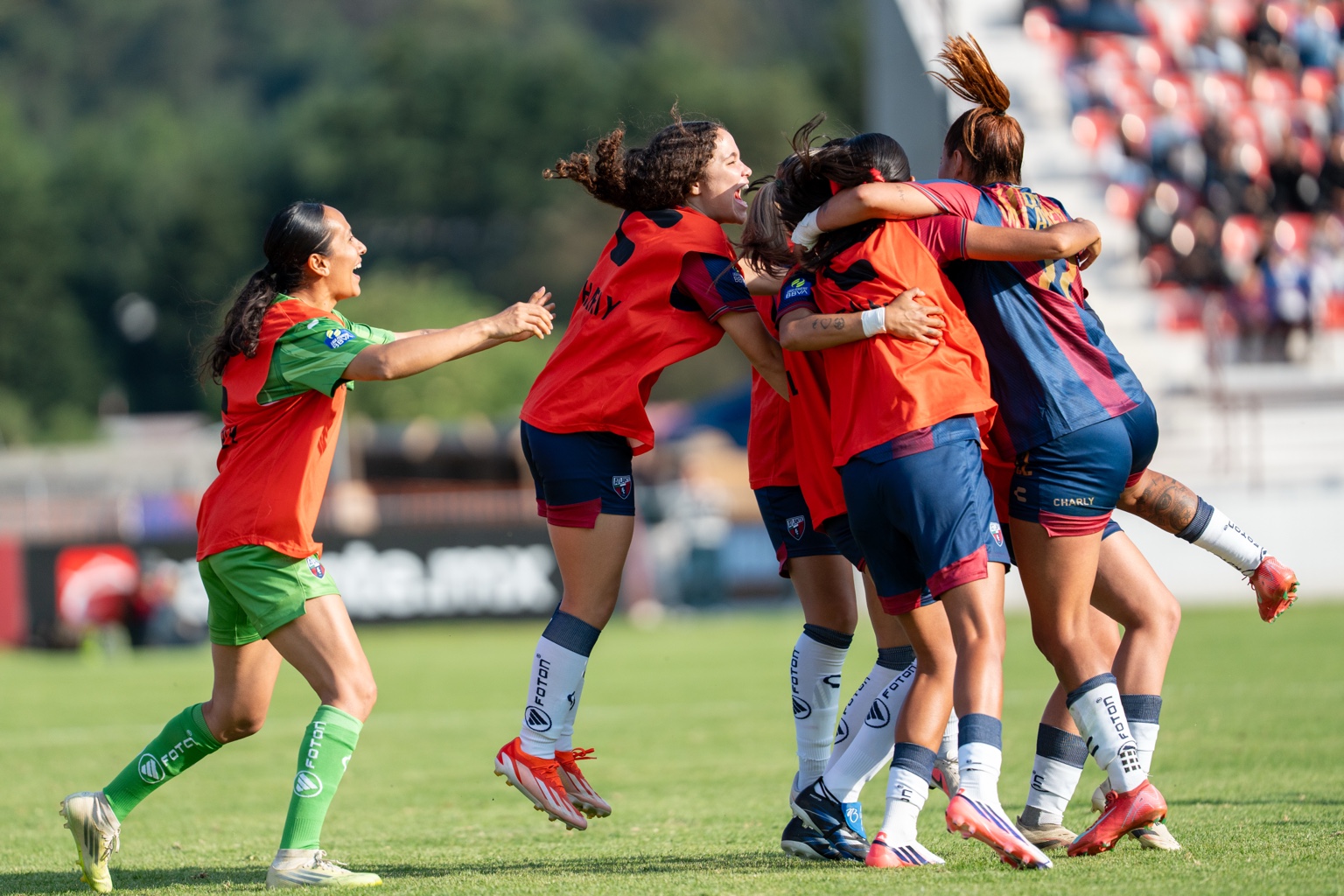 Las futbolistas de Atlante celebran el gol del triunfo ante Necaxa