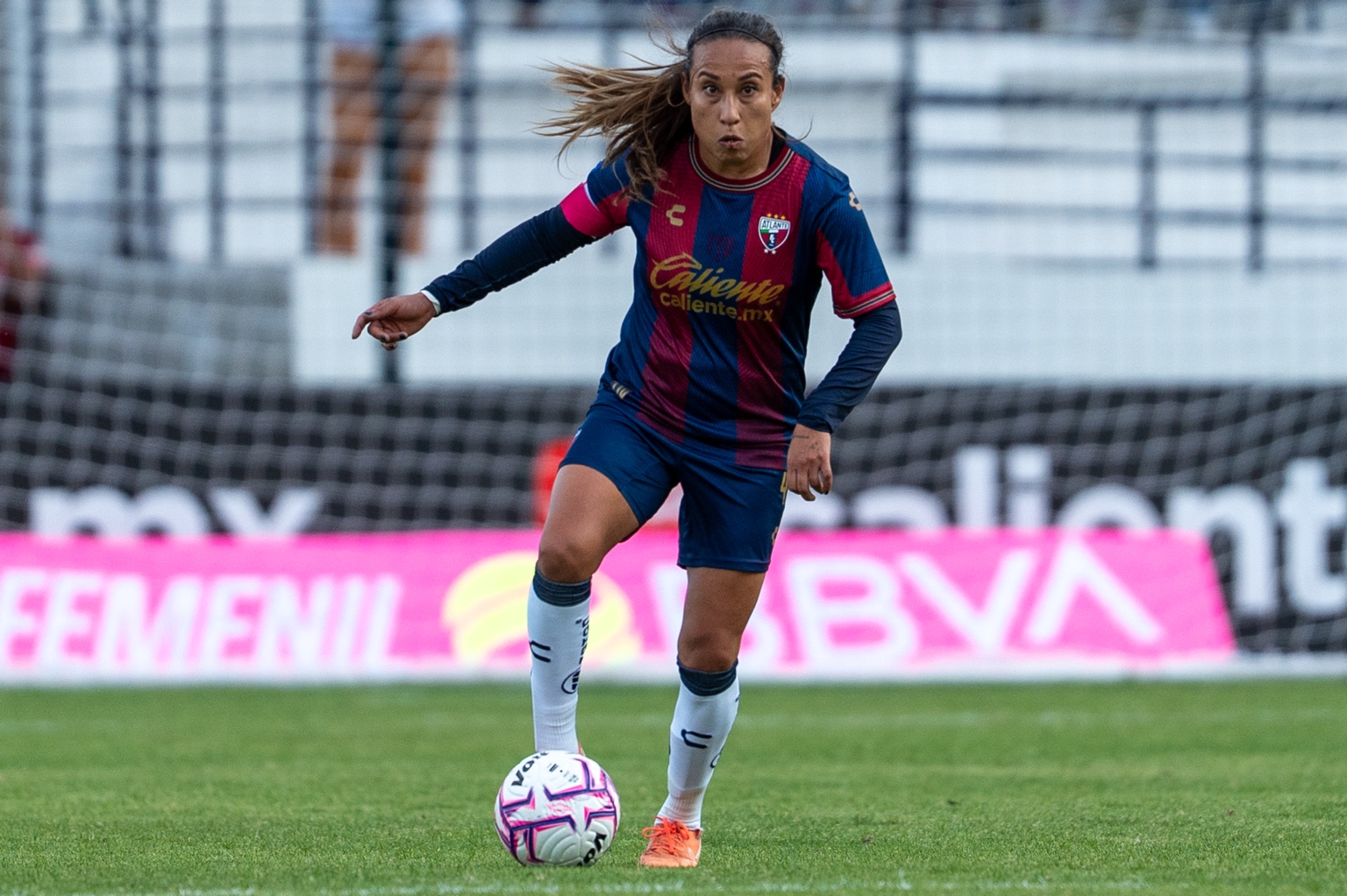 Futbolista de Atlante controla el balón durante el debut ante Necaxa
